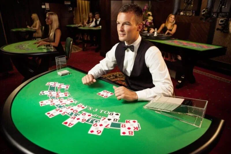 Ruang kasino live dengan meja permainan dan dealer